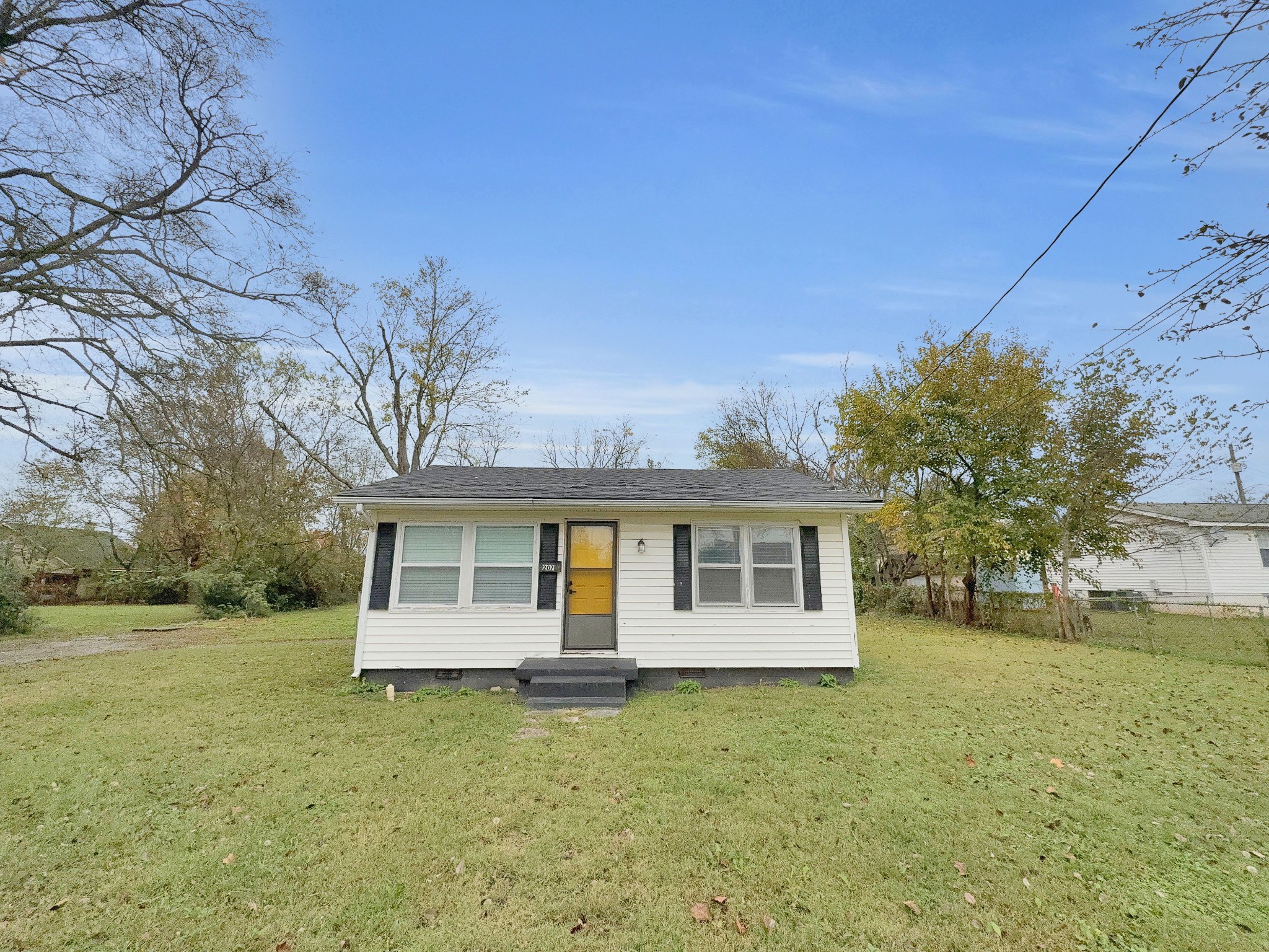 a view of a house with a yard