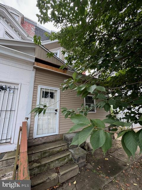 a view of a house with backyard