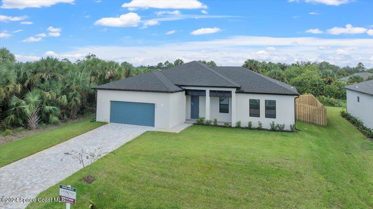 Beautiful Custom Home w/ Paver Driveway