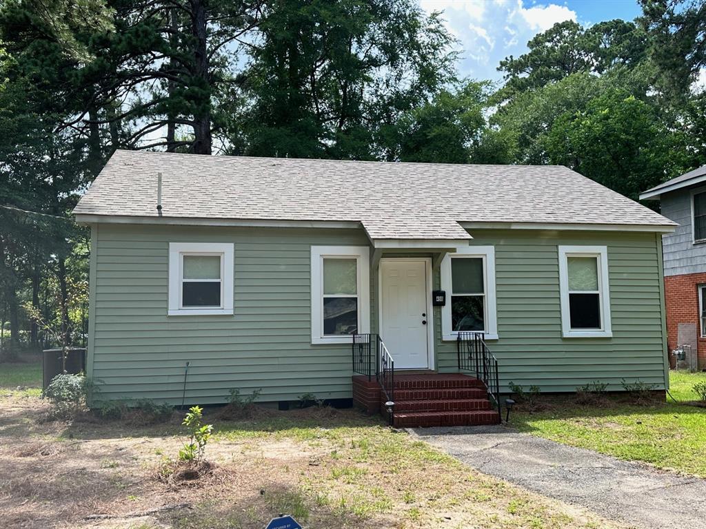 a view of a house with a yard