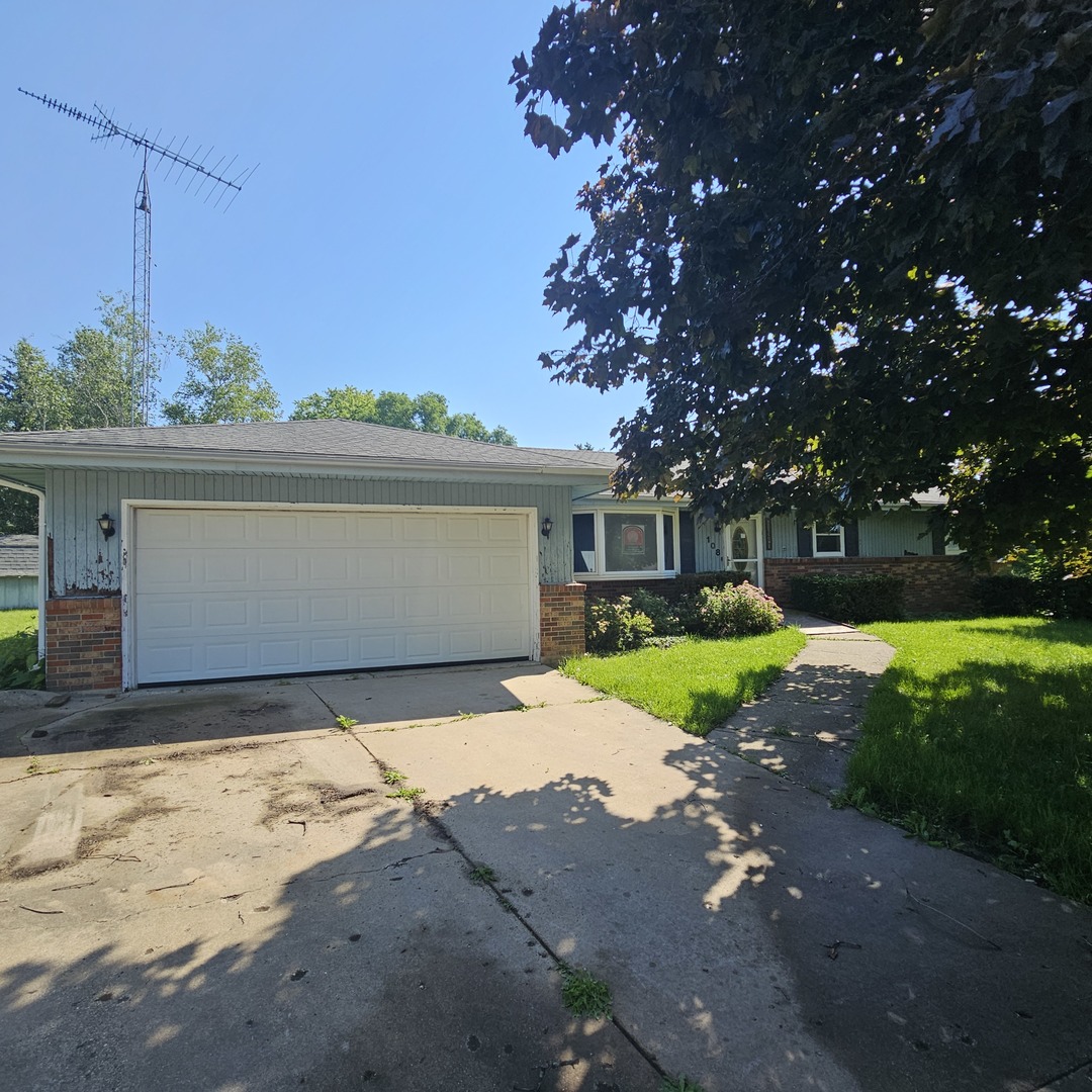 a view of a house with yard and tree s