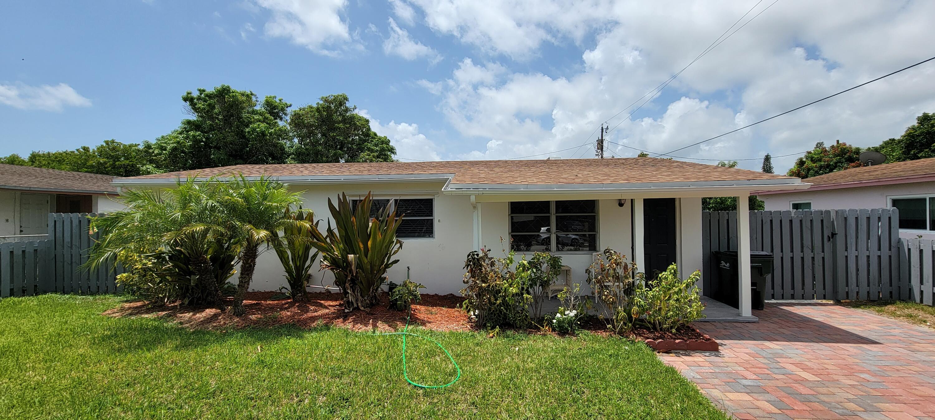 a view of a house with backyard and garden