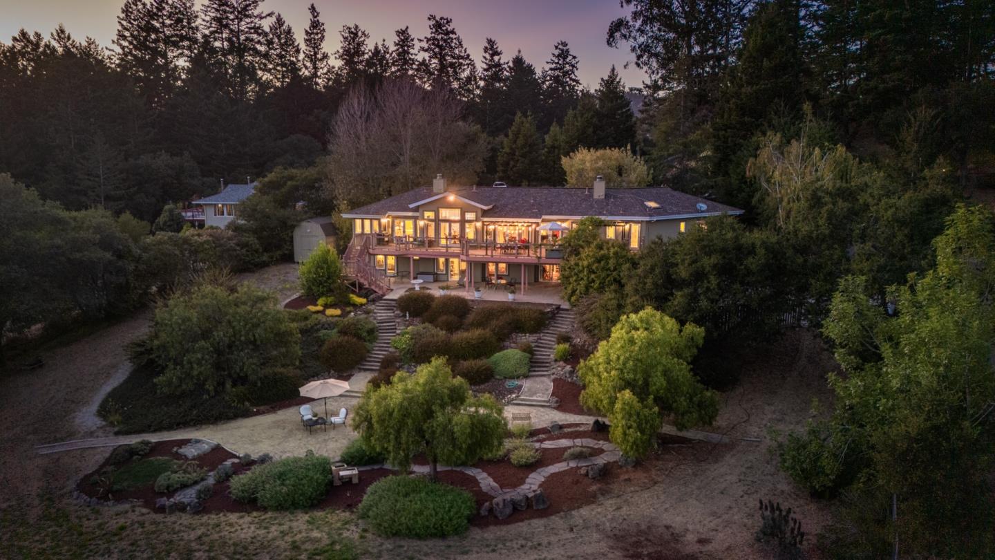 a view of a back yard of the house and green space