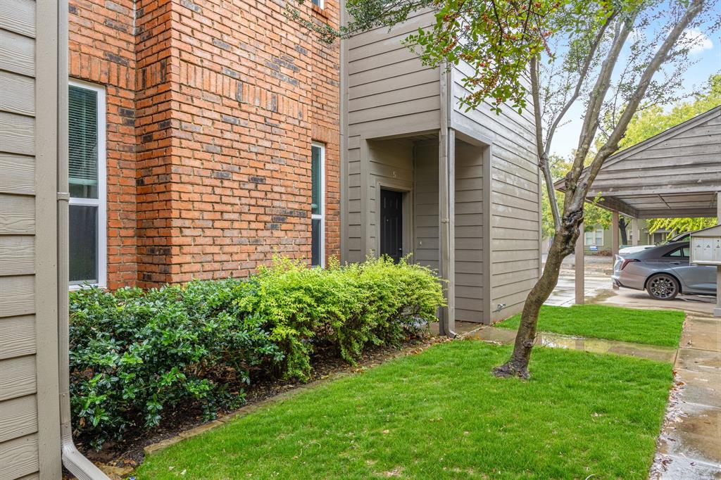 a view of a house with a backyard