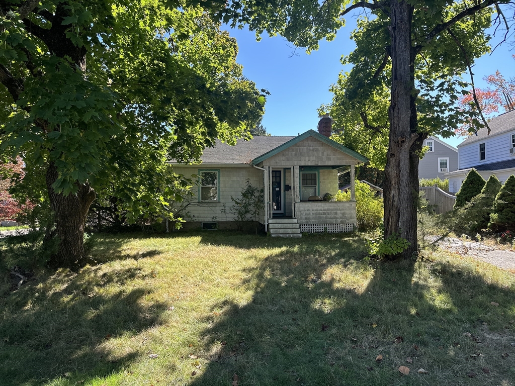 a view of a house with a yard