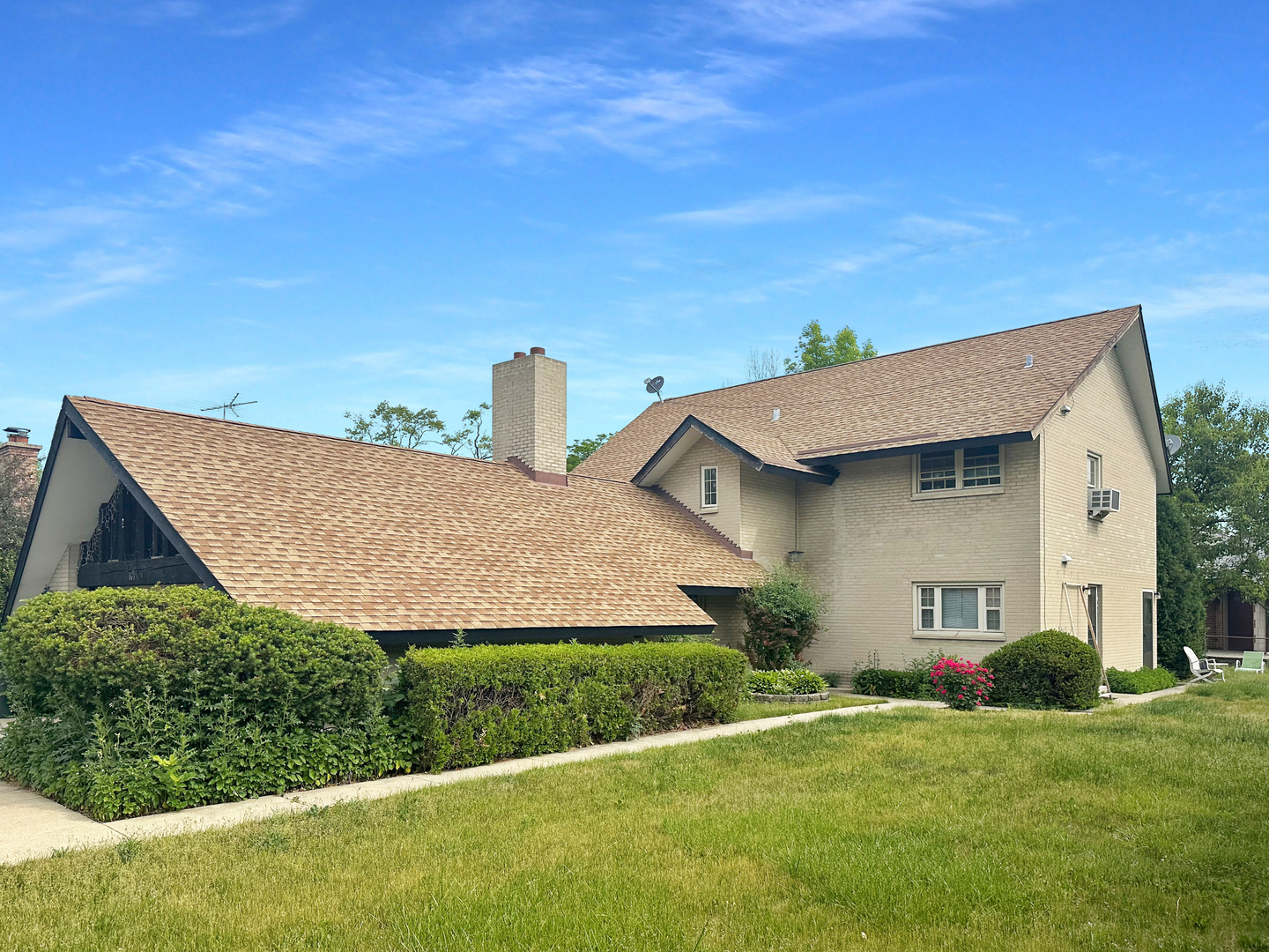 a view of a house with a yard and plants