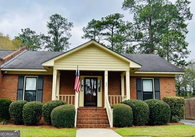 a view of a yard in front of house