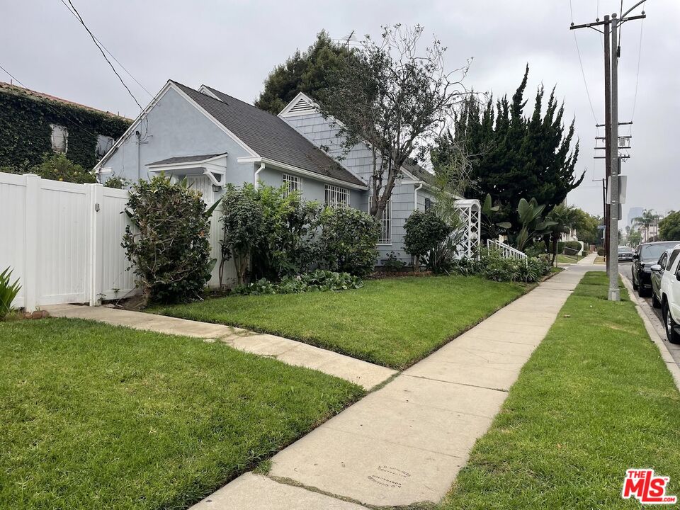 a view of a yard in front of house