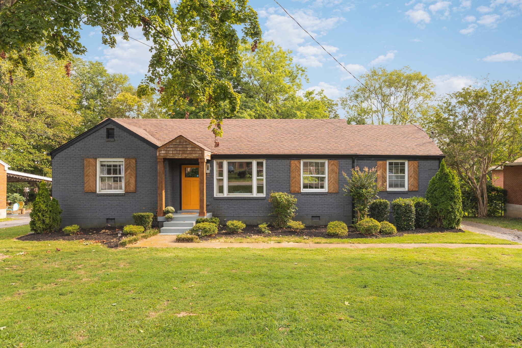 a view of a house with a yard