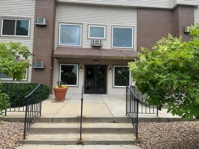 $135,000 | 2800 Hillsboro Avenue North, Unit 220 | Sunny Hollow