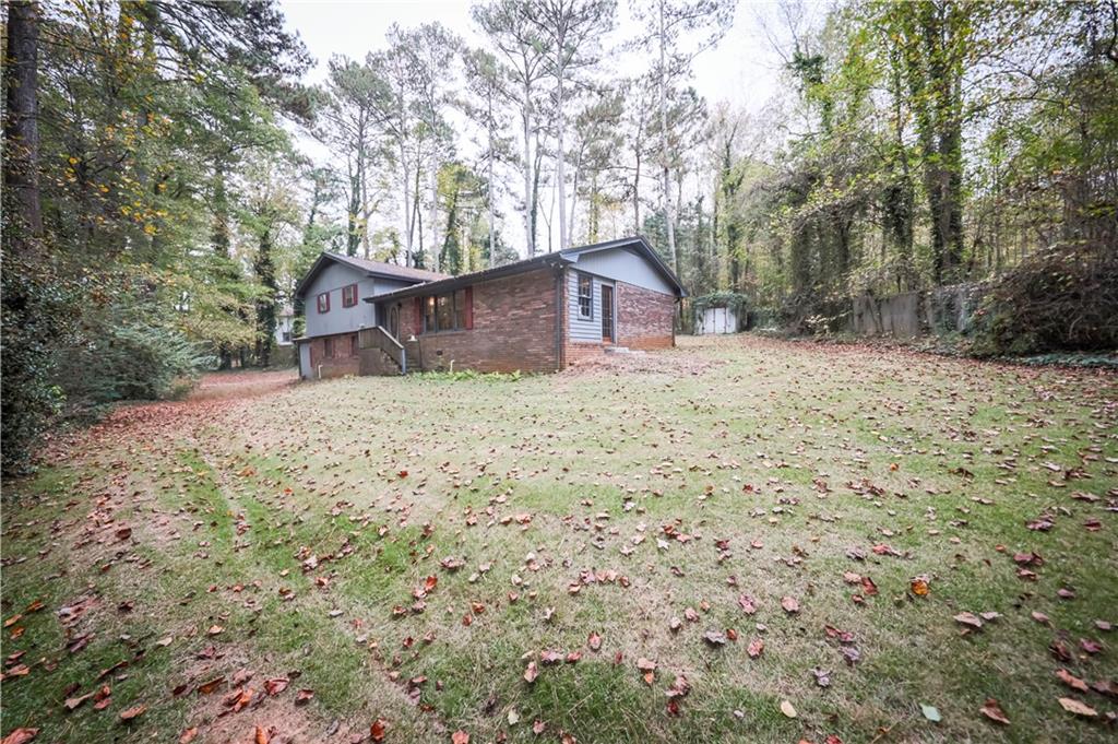 a view of a house with a yard