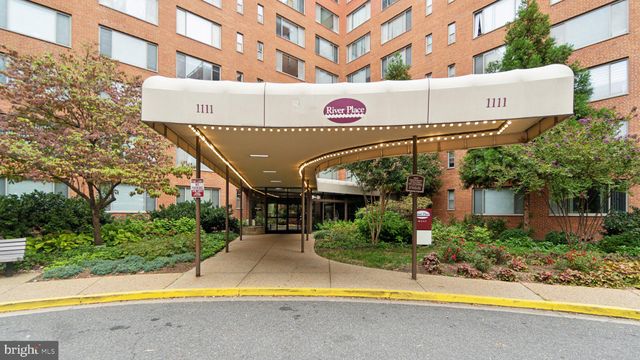 $325,000 | 1111 Arlington Boulevard, Unit 1005 | River Place West