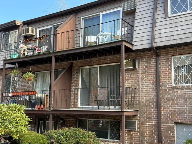 $189,900 | 3 Pembroke Drive, Unit 11 | Hillside Estates