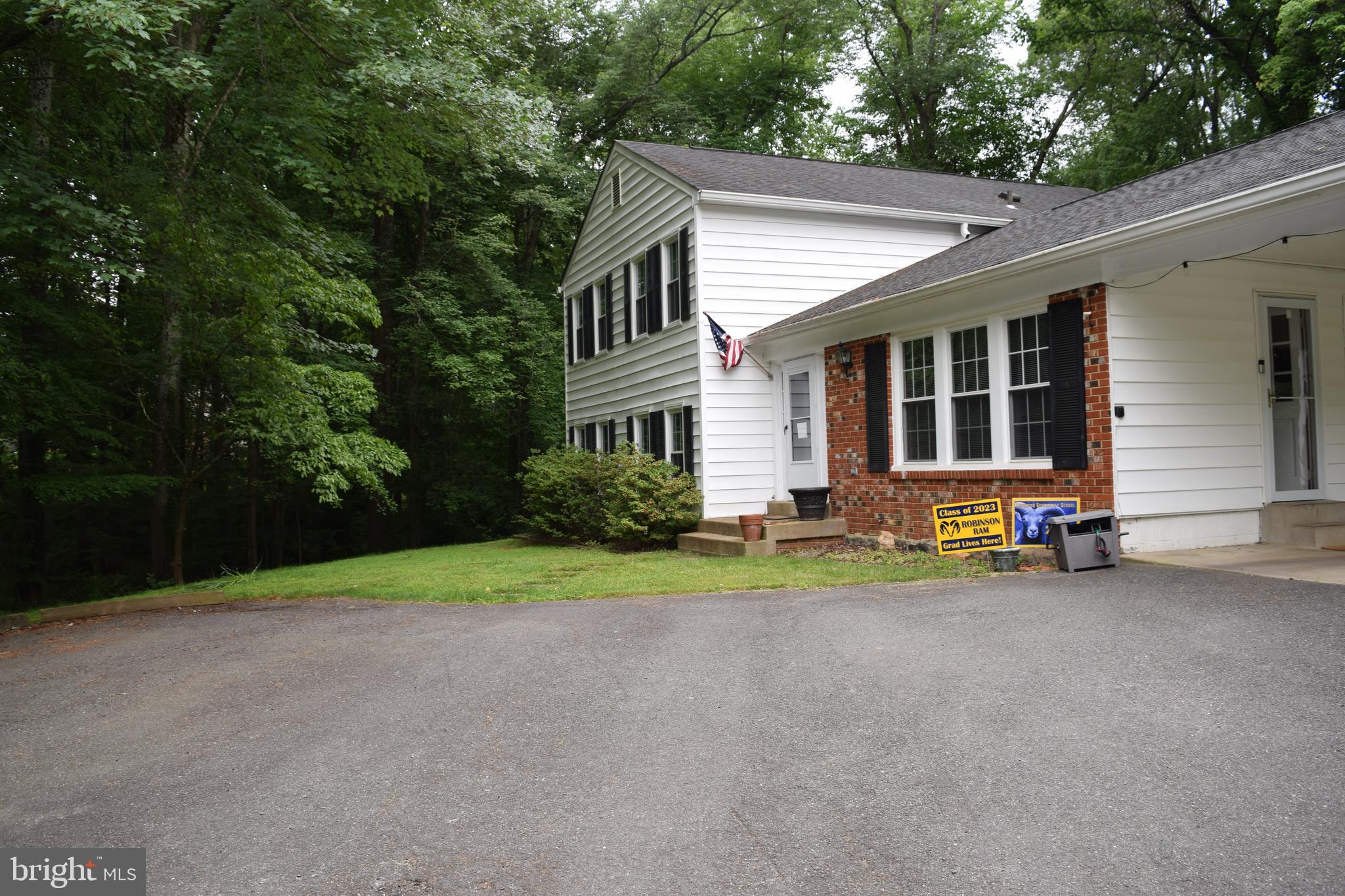 a view of a house with backyard and garden