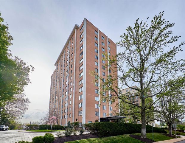 $379,900 | 900 South Hanley Road, Unit 7A | Clayton