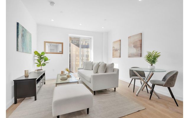 $799,000 | 250 Manhattan Avenue, Unit 4R | Williamsburg