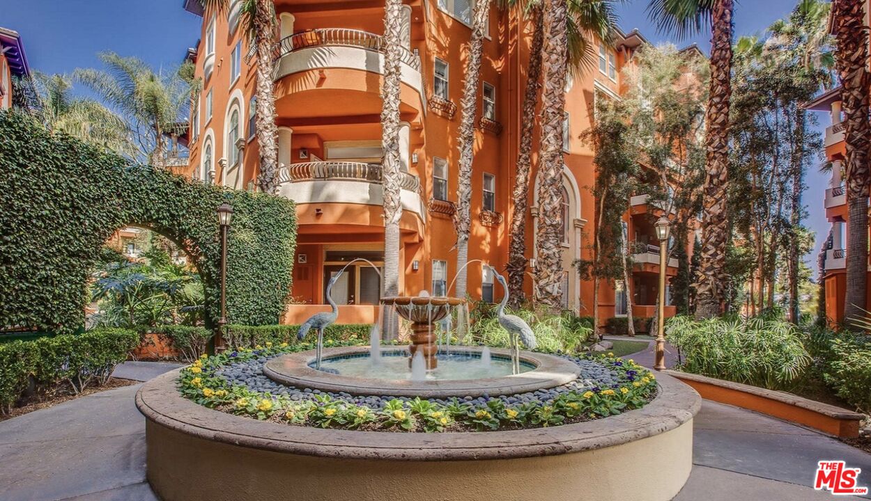 a view of a house with fountain in middle