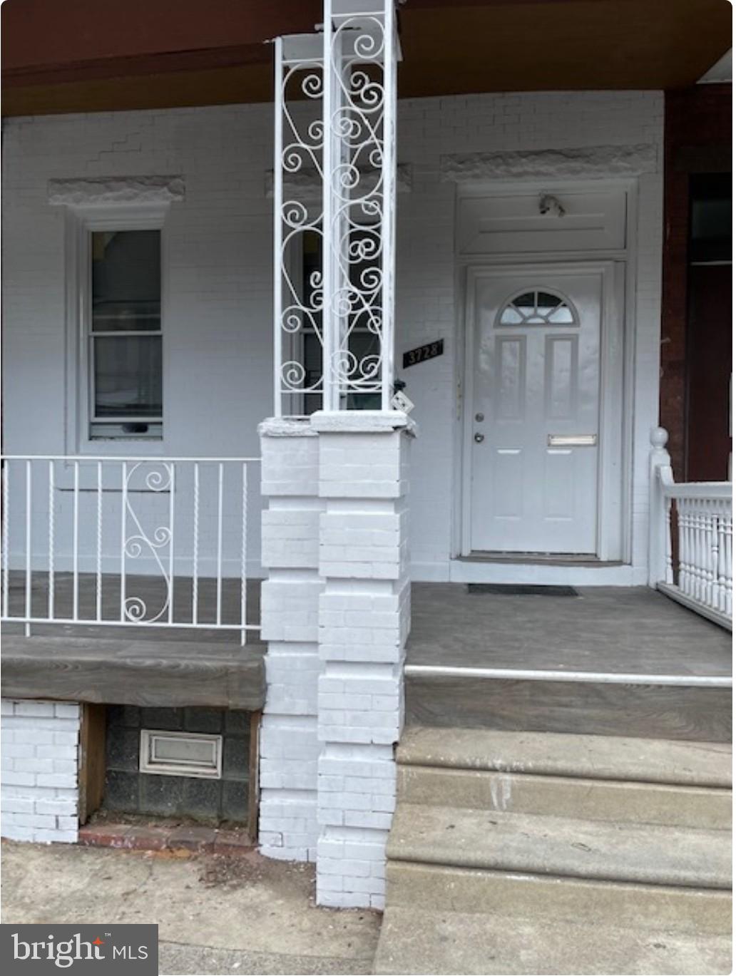 a view of entryway with a front door