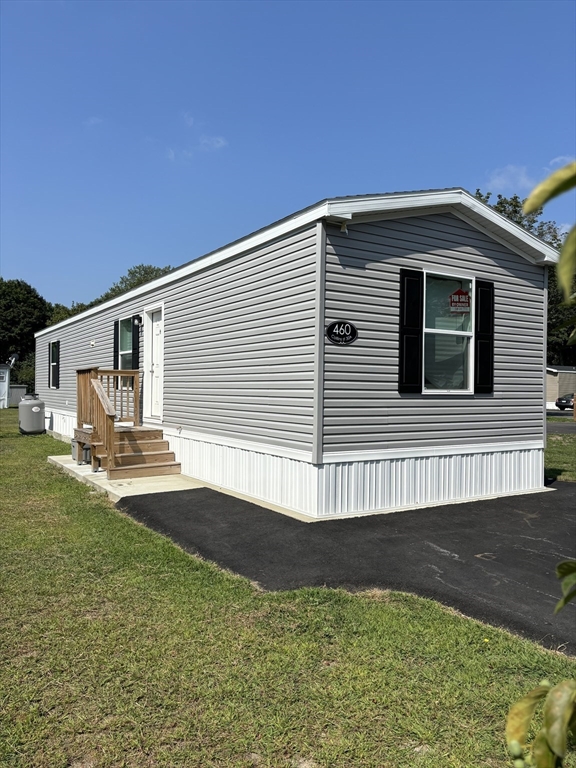 a view of a house with a yard