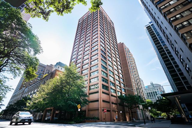 $329,000 | 247 East Chestnut Street, Unit 803 | Near North Side