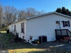 a view of a house with backyard and garden