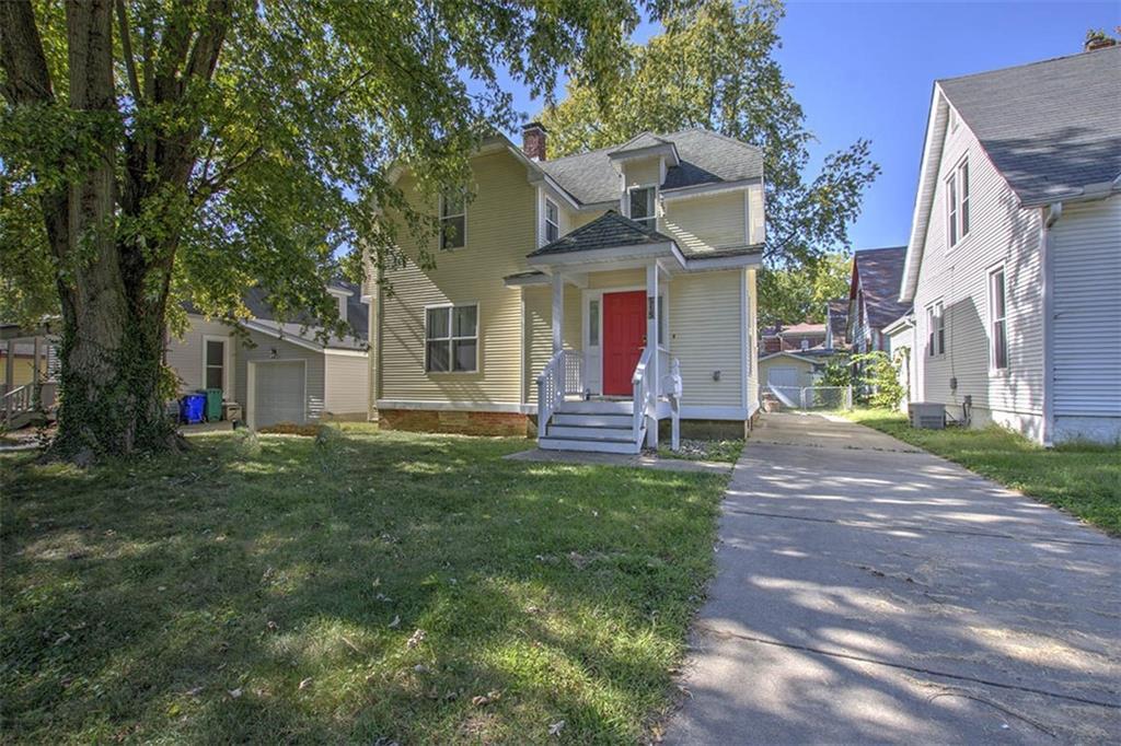 a view of a house with a yard