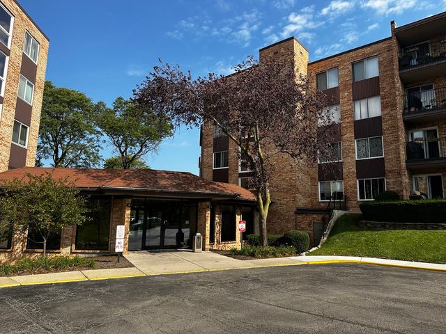 $229,500 | 500 West Huntington Commons Road, Unit 152 | Hunt Club on the Lake Condominiums