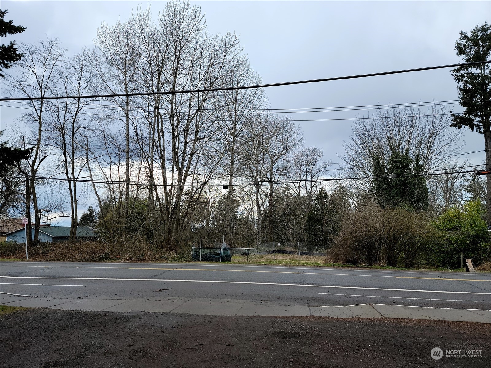 a view of a yard with a house