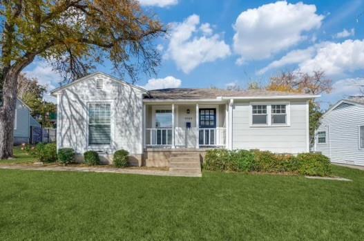 a view of a house with a backyard