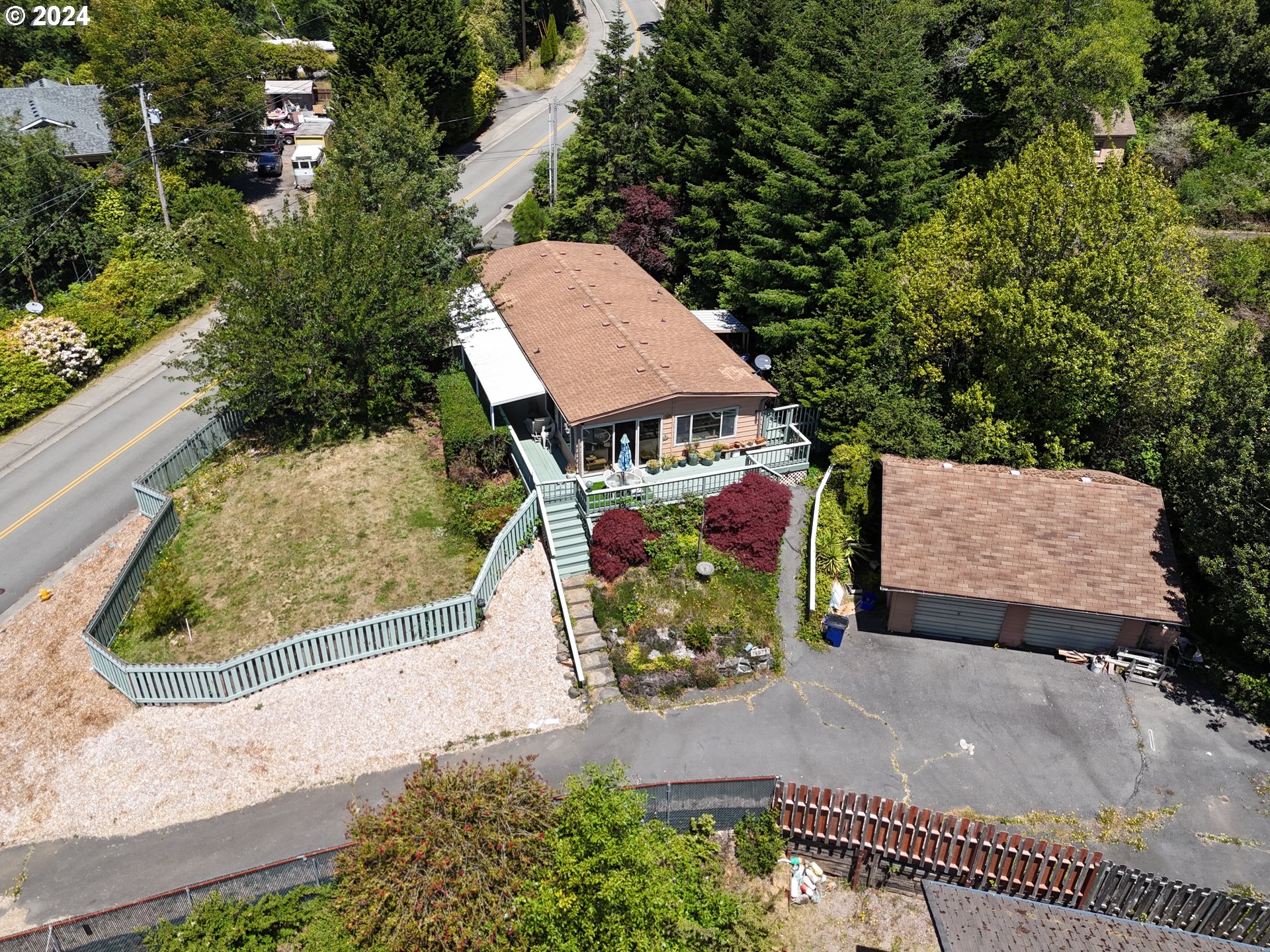 an aerial view of a house having yard