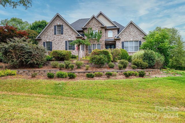 $749,900 | 6331 Dwayne Starnes Drive | Hickory Township - Catawba County