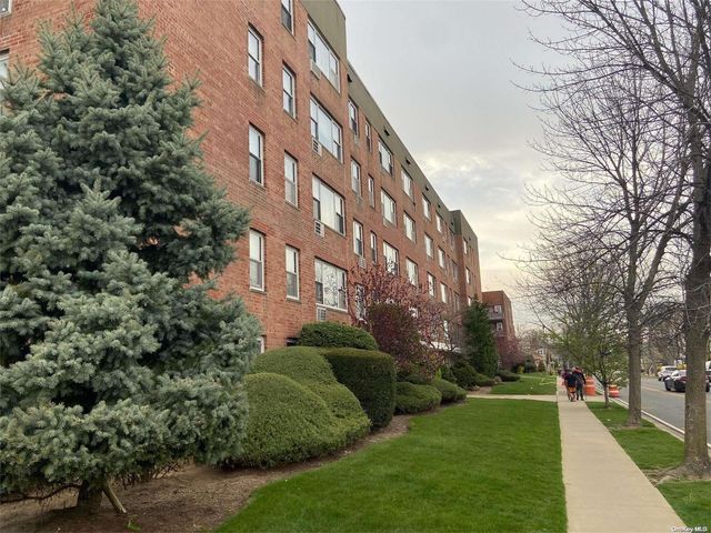 $315,000 | 280 Guy Lombardo Avenue, Unit 4L | Freeport