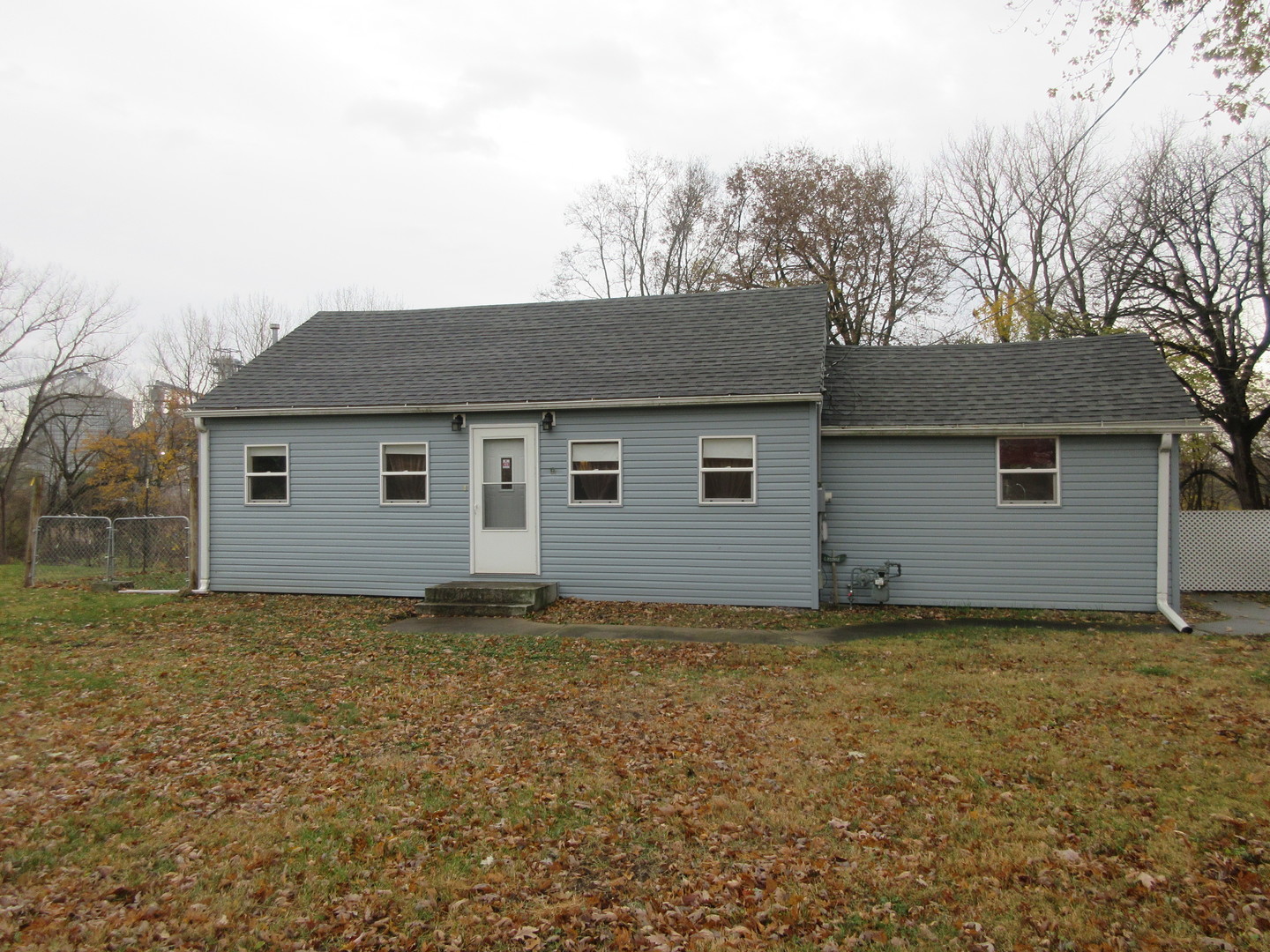 a view of a house with yard