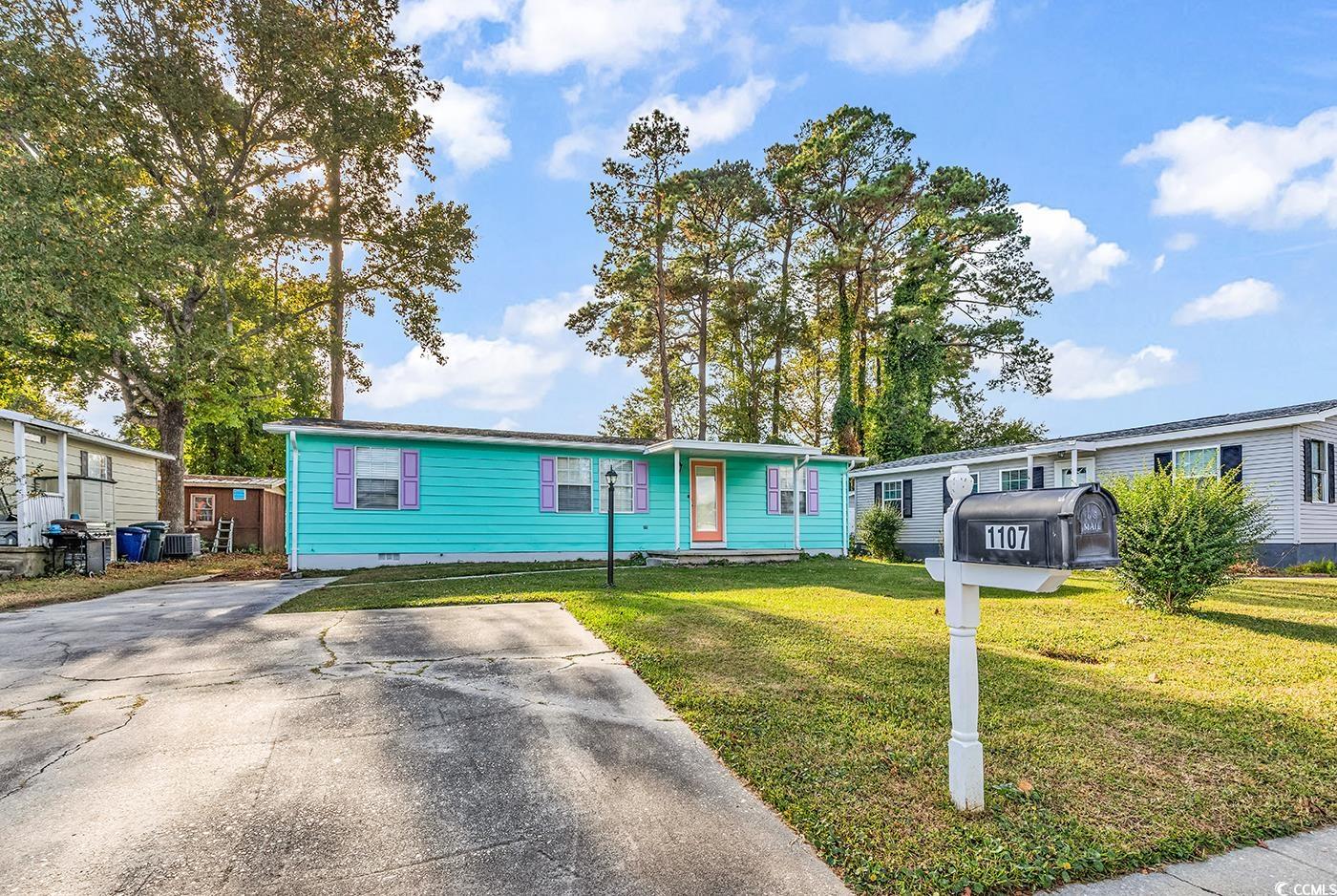 Manufactured / mobile home with a front yard