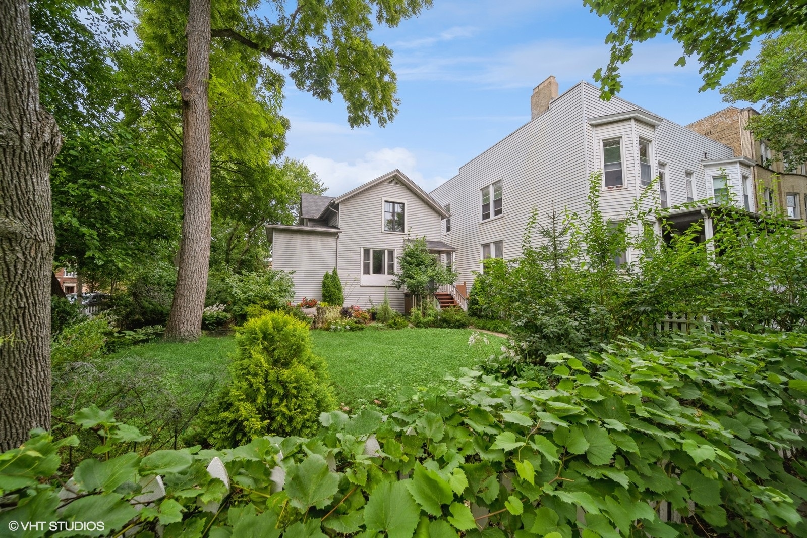 a view of a yard in front of house