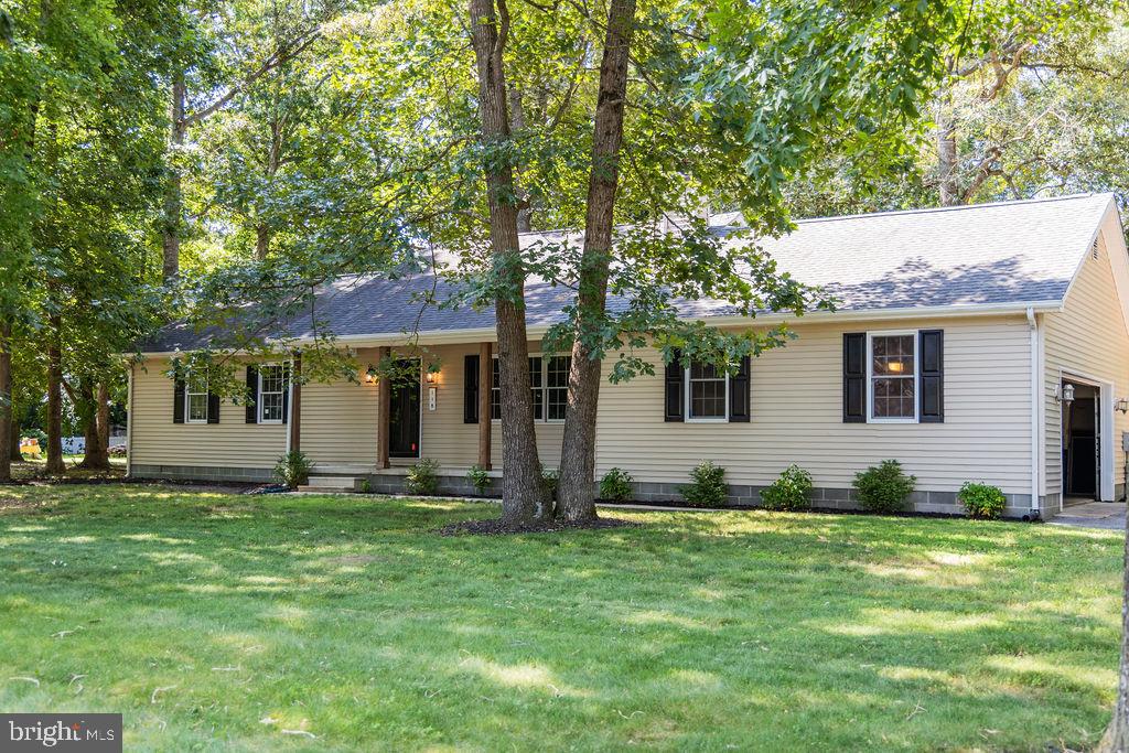 a view of a house with backyard