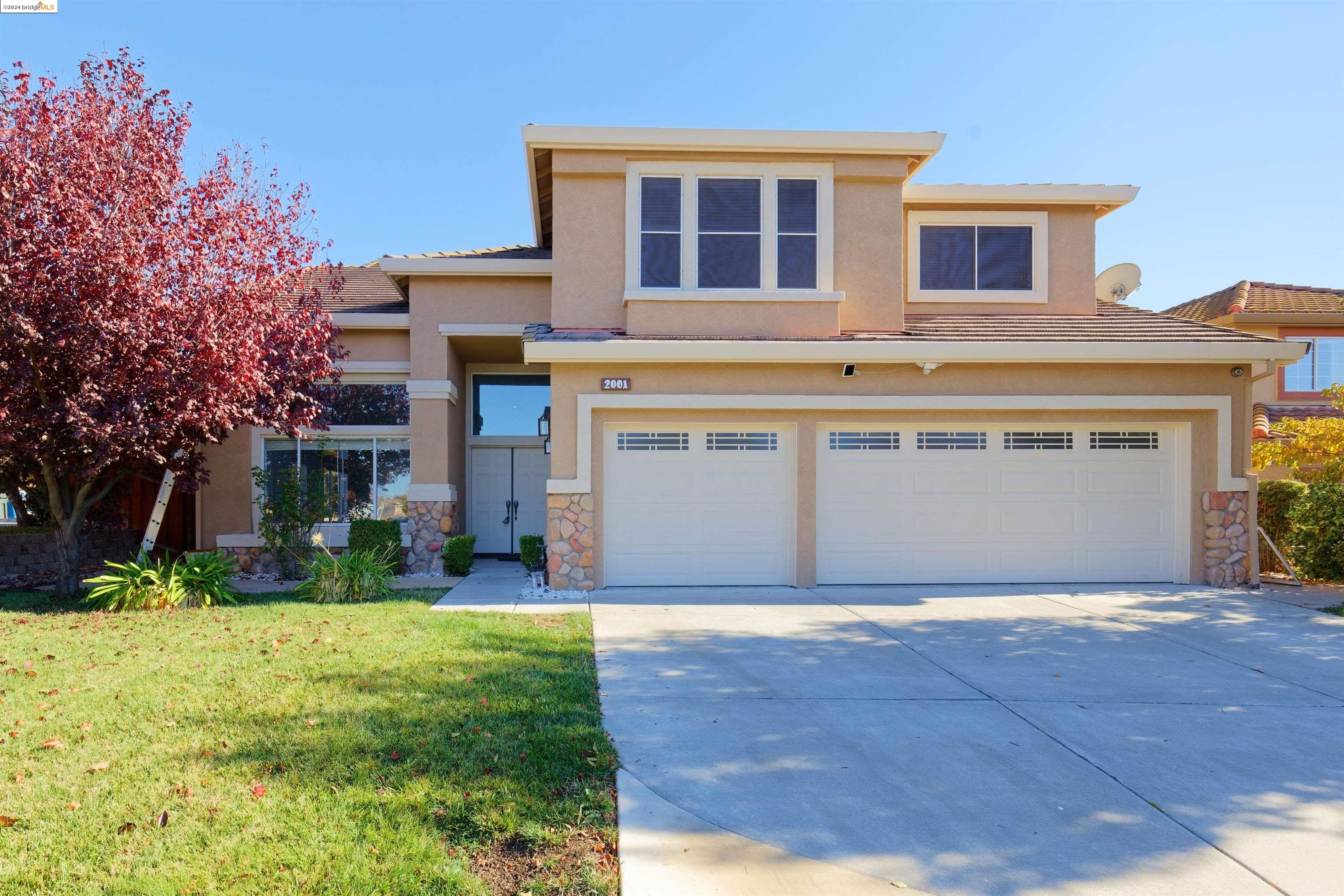 a view of a house with a yard and garage