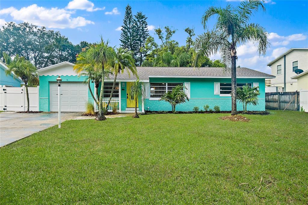 a view of a house with a yard