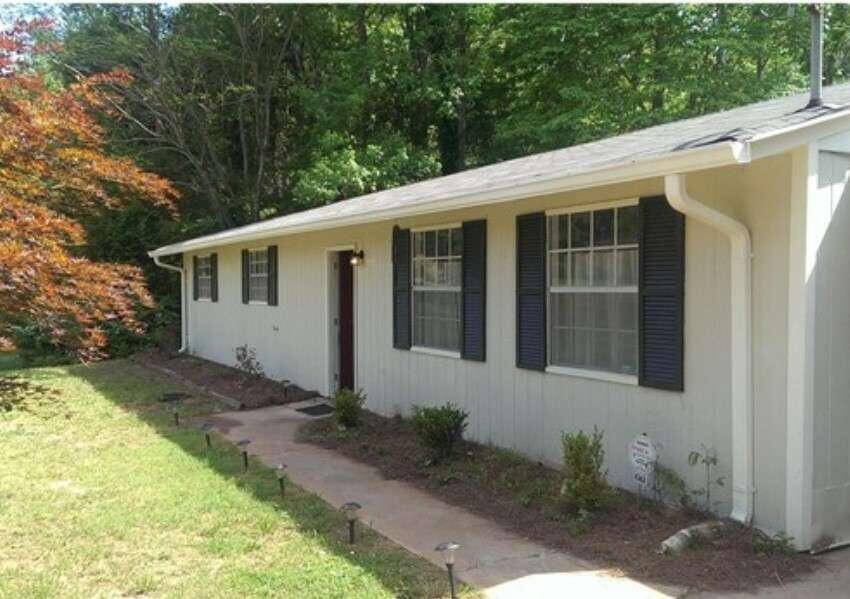 a view of a house with a yard