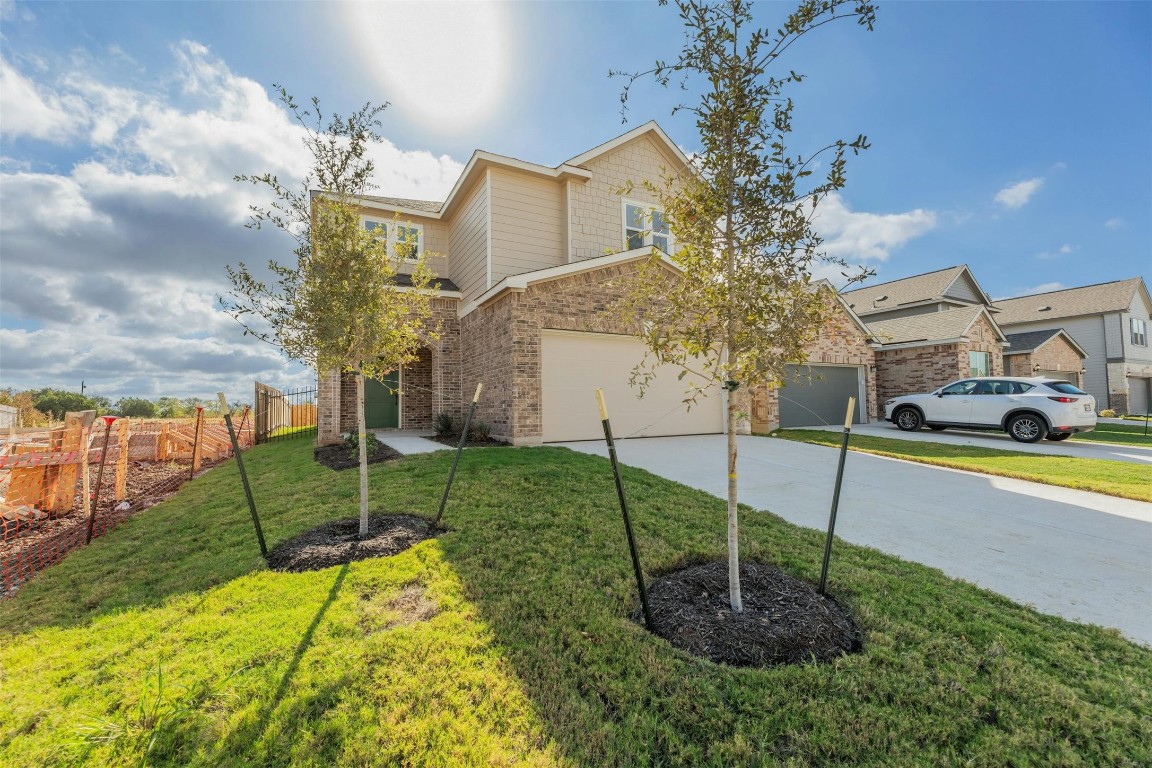 a view of a house with backyard