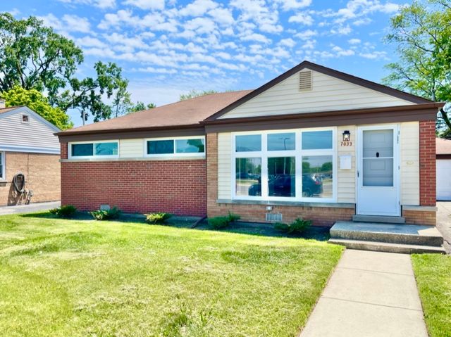 $2,300 | 7033 Simpson Street | Morton Grove