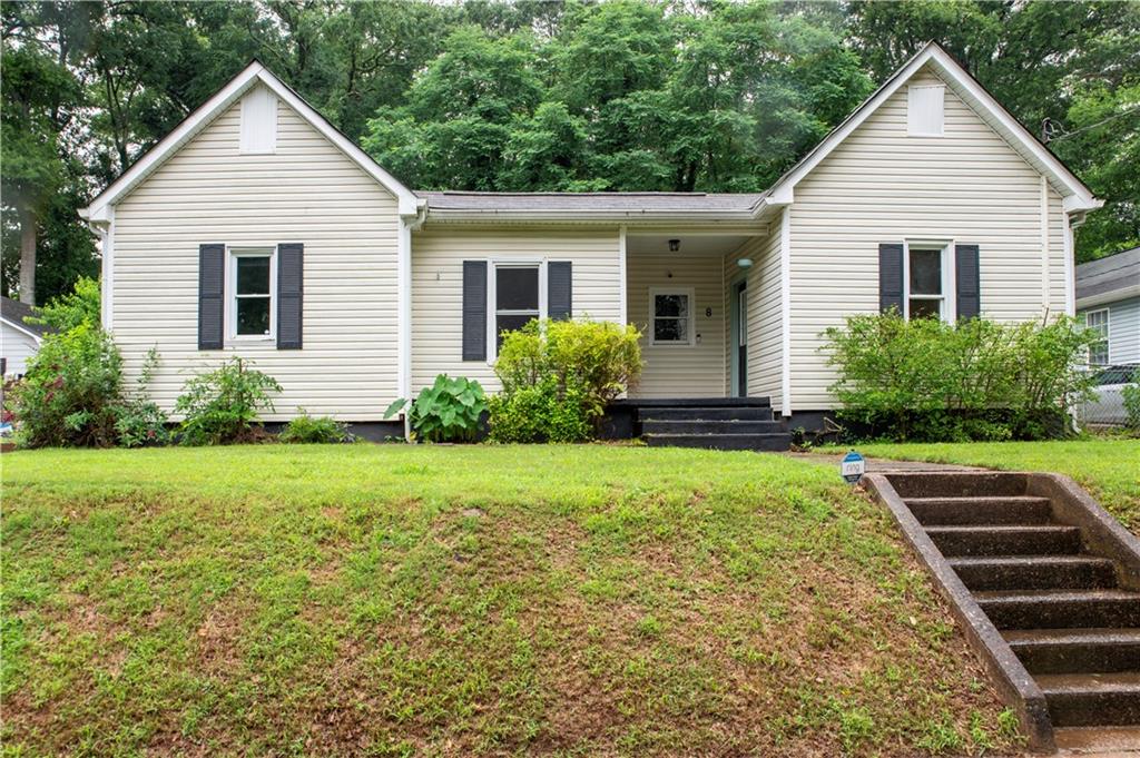 a view of a house with backyard and garden