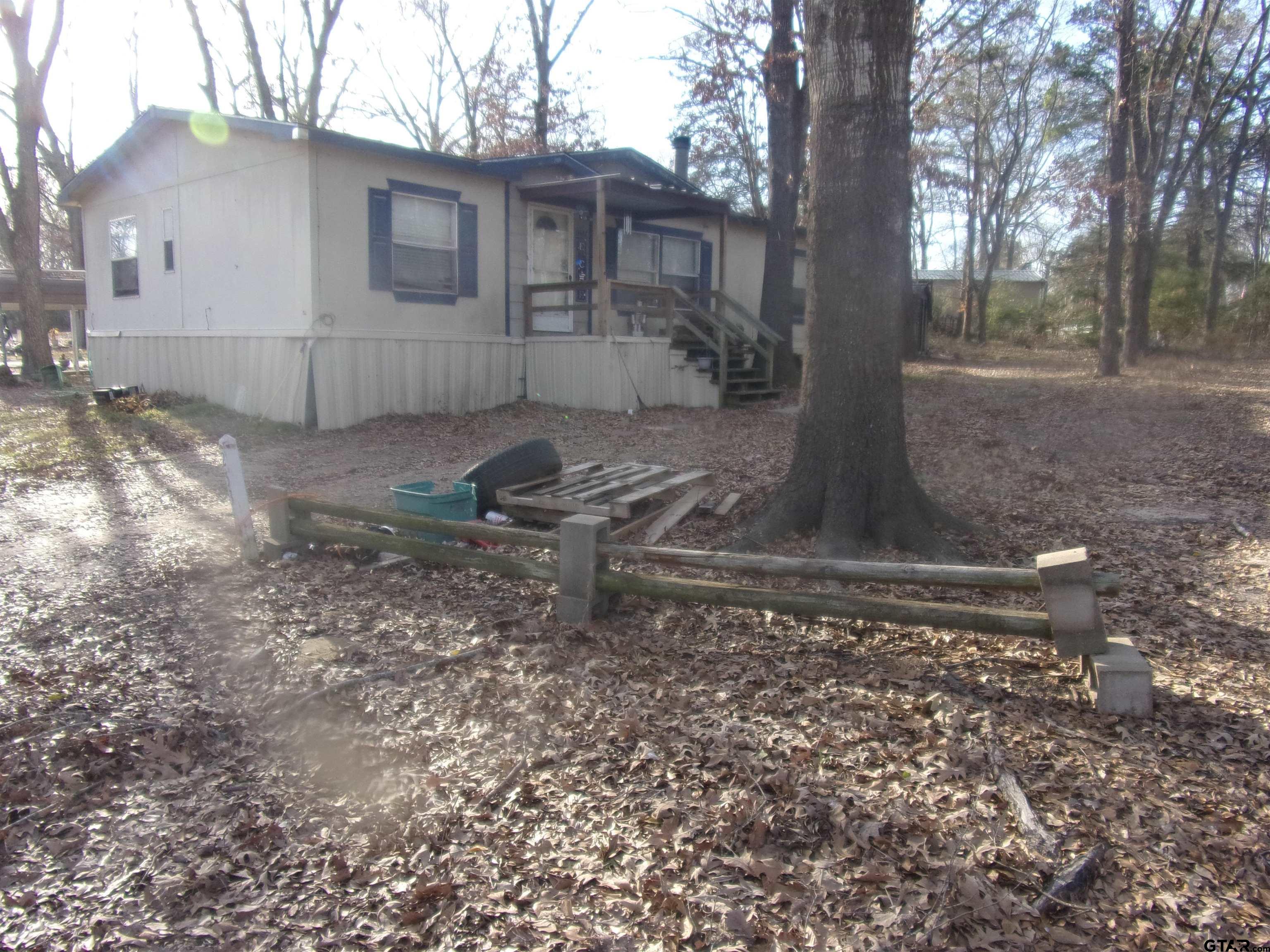 a view of a house with backyard