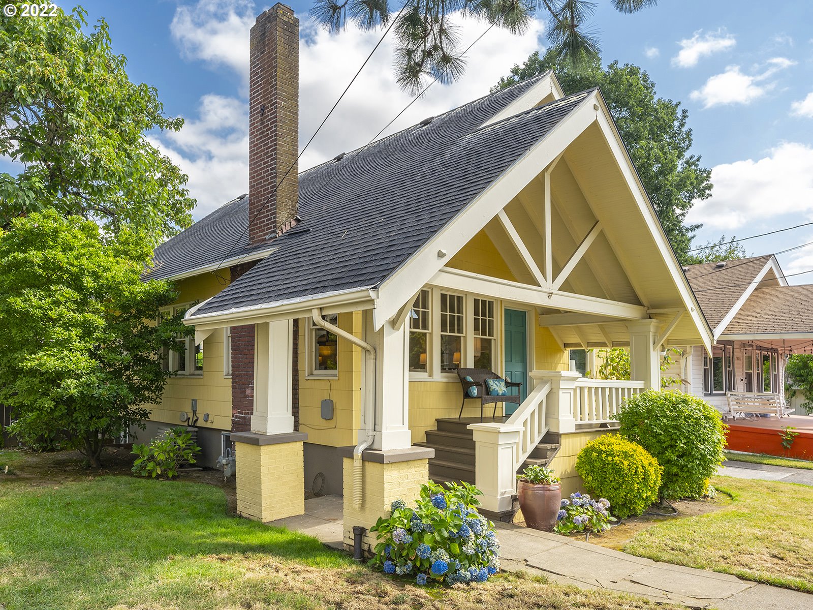 a view of a house with backyard