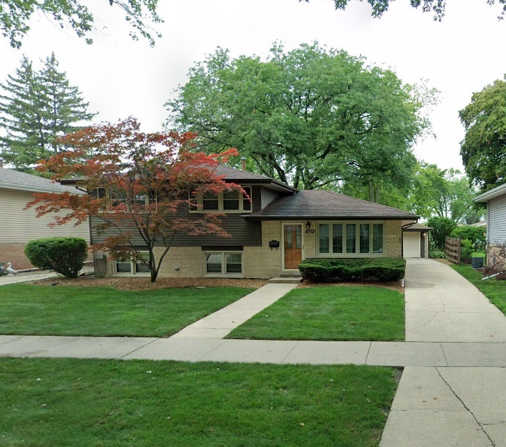 a view of a yard in front of house