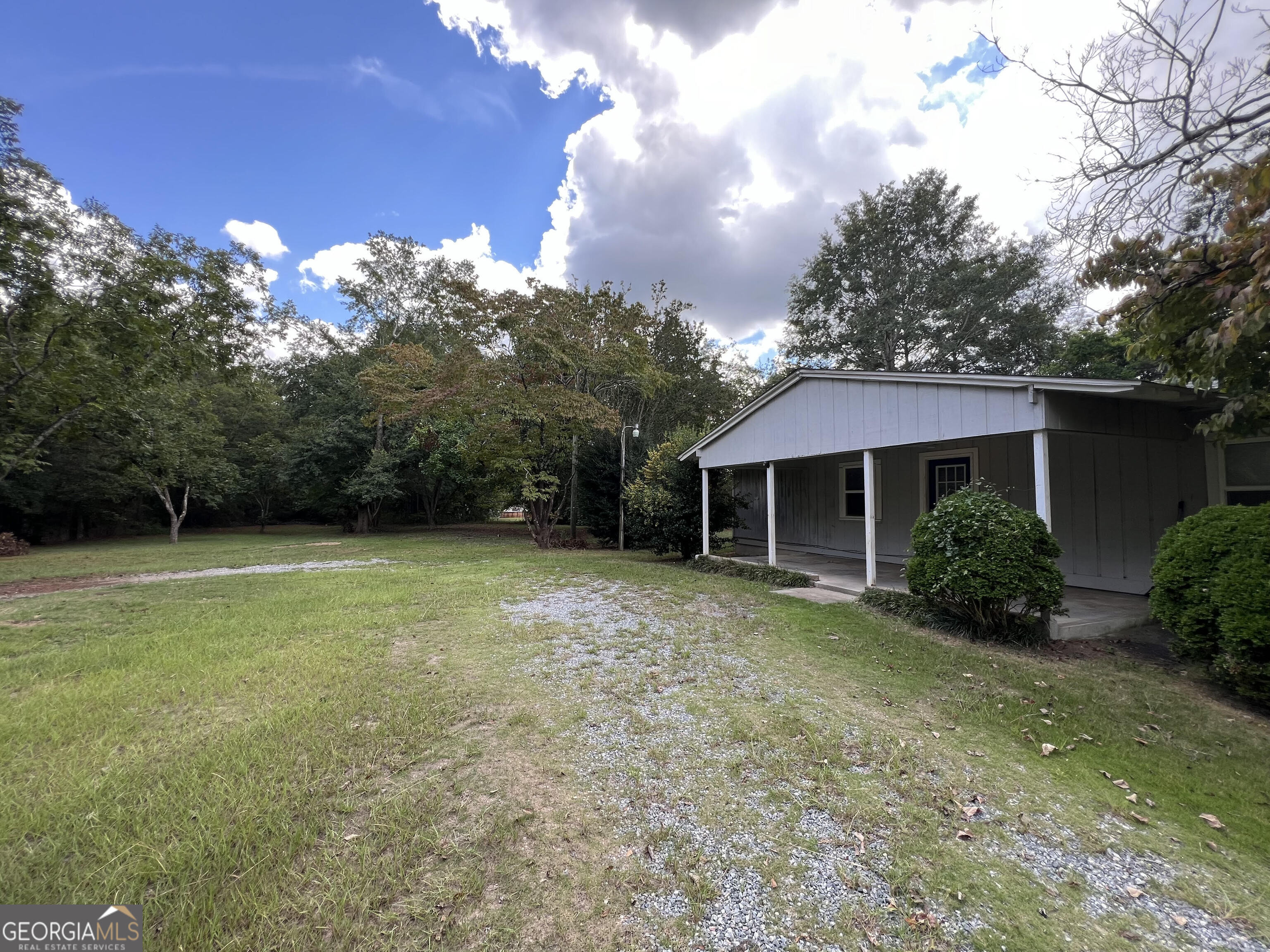 a view of a house with a backyard