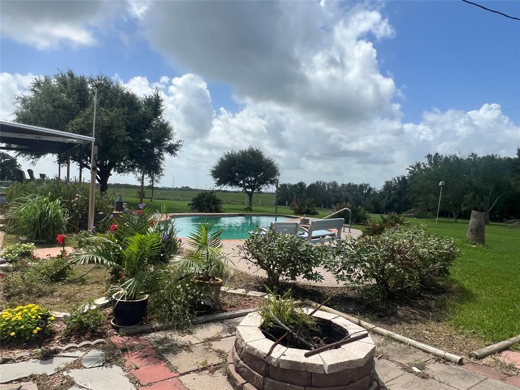 a view of a garden with sitting area