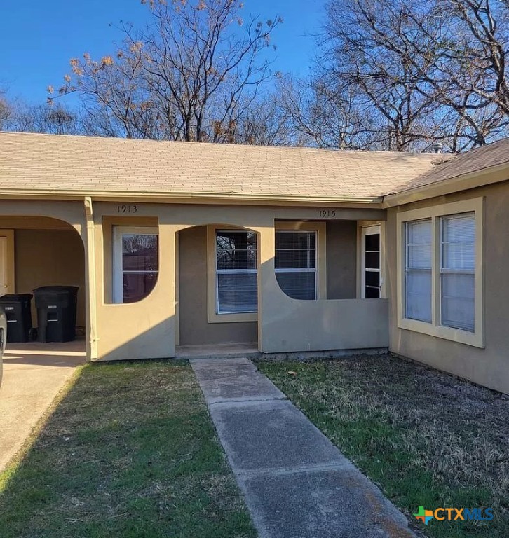 a front view of house with yard