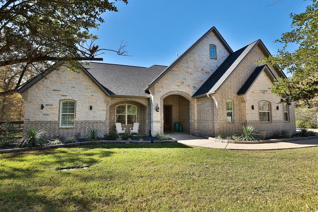 Stunning single-family home located in the quiet community of Duck Haven South College Station, nestled on a cul-de-sac street only 10 miles from Kyle Field. Easy access to downtown amenities. Rare find!