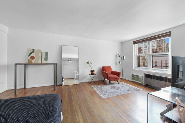 $675,000 | 185 West Houston Street, Unit 6K | Hudson Square